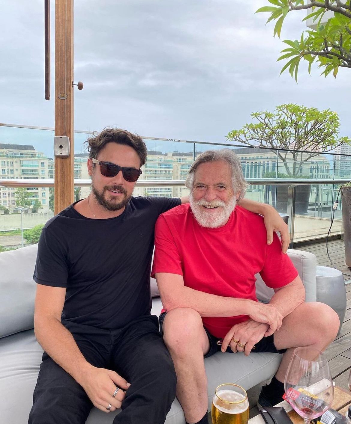 Sérgio Guizé se declara para o veterano José de Abreu em clique divulgado - Foto Reprodução Instagram