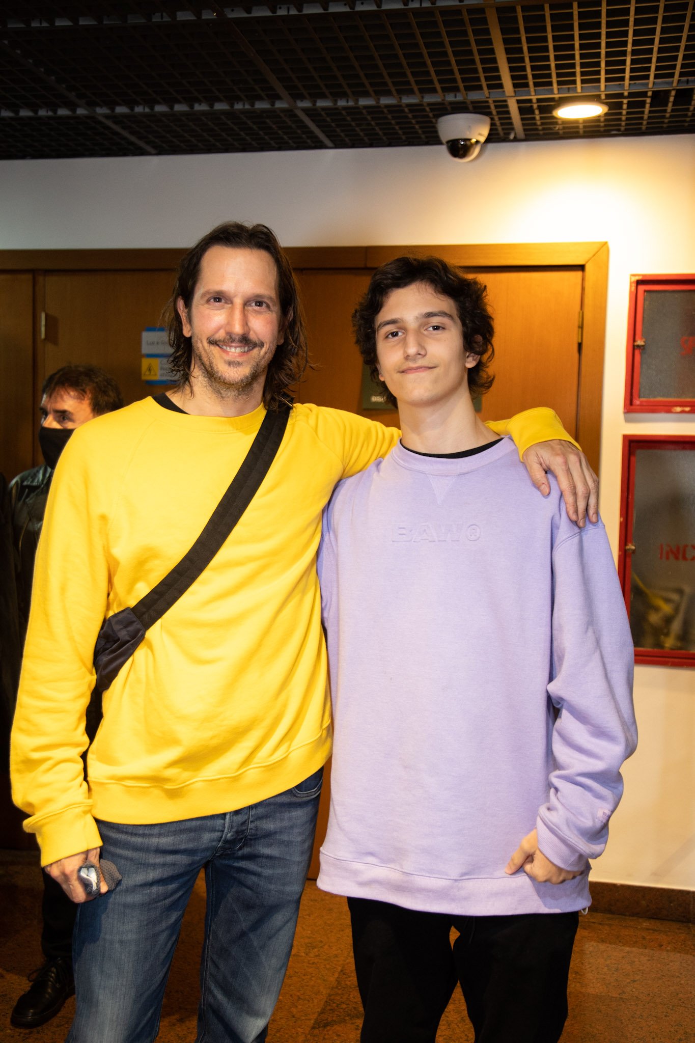 Vicente Brichta agarradinho com a mãe, Adriana Esteves, Felipe Ricca e Flavia Mekler - Foto Reprodução