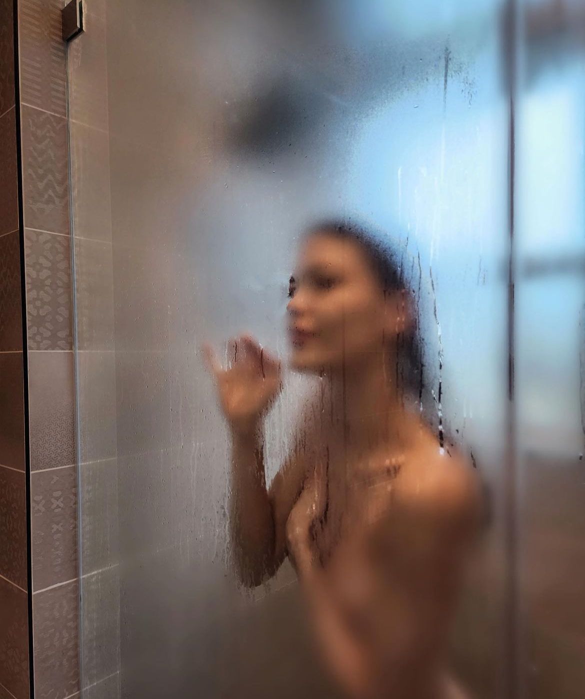 Vitória Strada, atriz da Globo, completamente nua em foto no banho - Foto Reprodução Instagram
