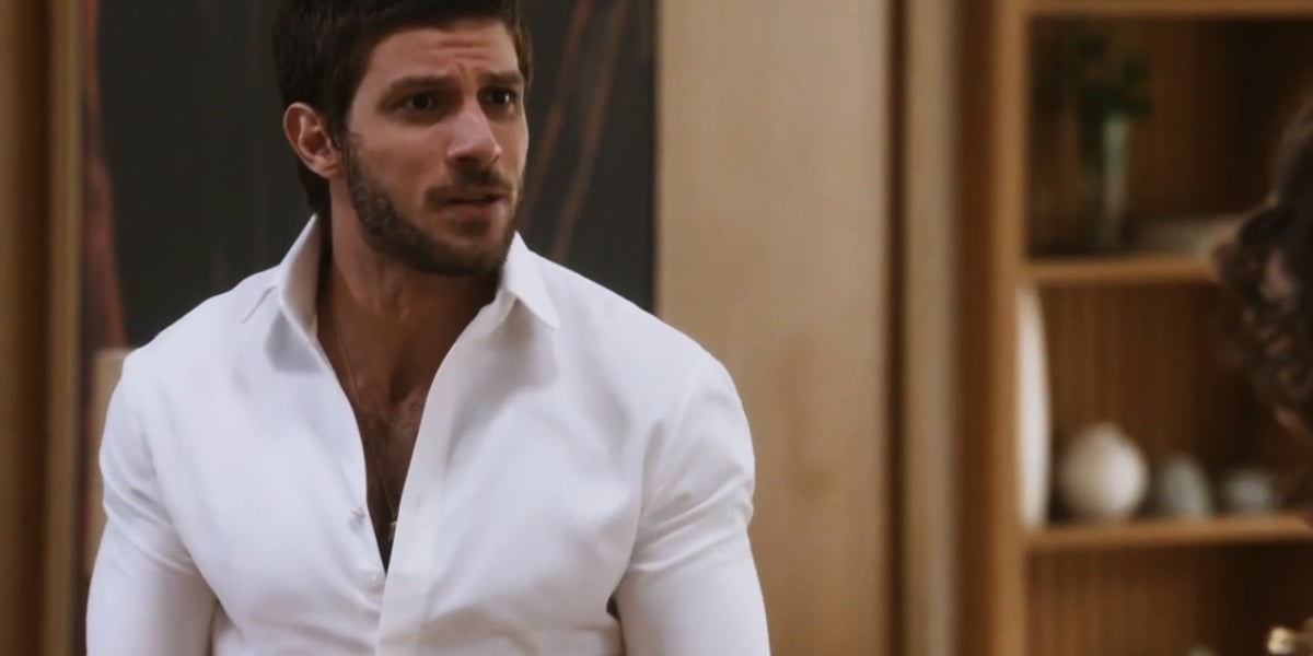 Ari em cena da novela Travessia com camisa social branca