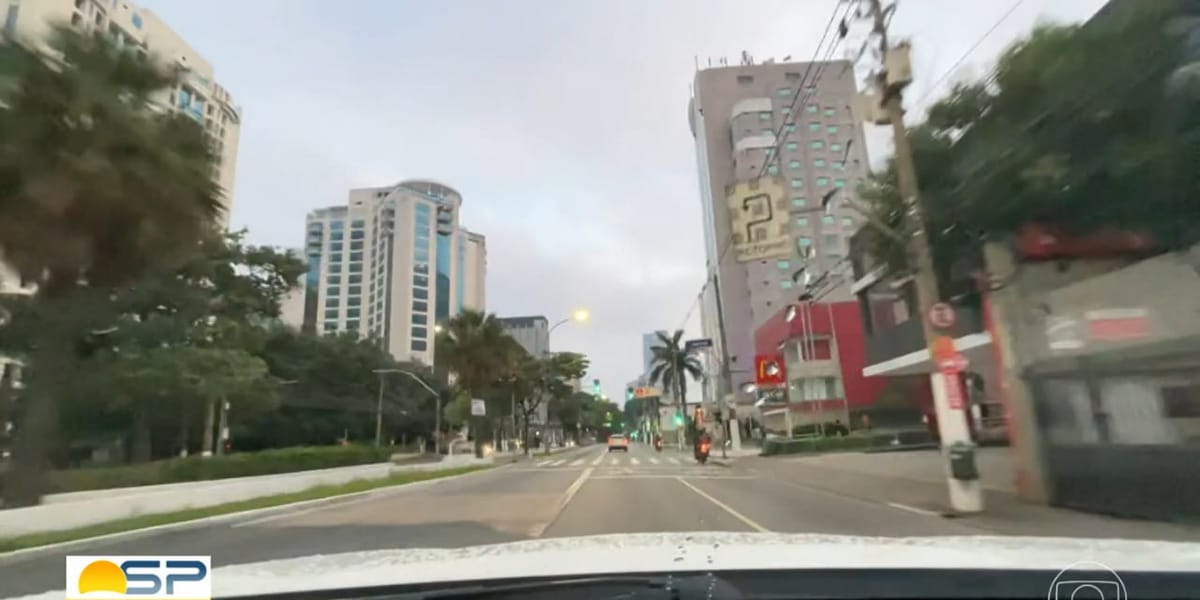 O jornalista confundiu a Avenida Ibirapuera com a Avenida Berrini e esperou a ajuda da produção (Reprodução: Bom Dia SP/ Globo)