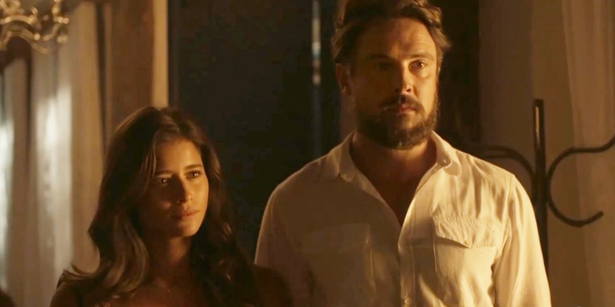 José vestido com camisa branca e Candoca em cena da novela Mar do Sertão