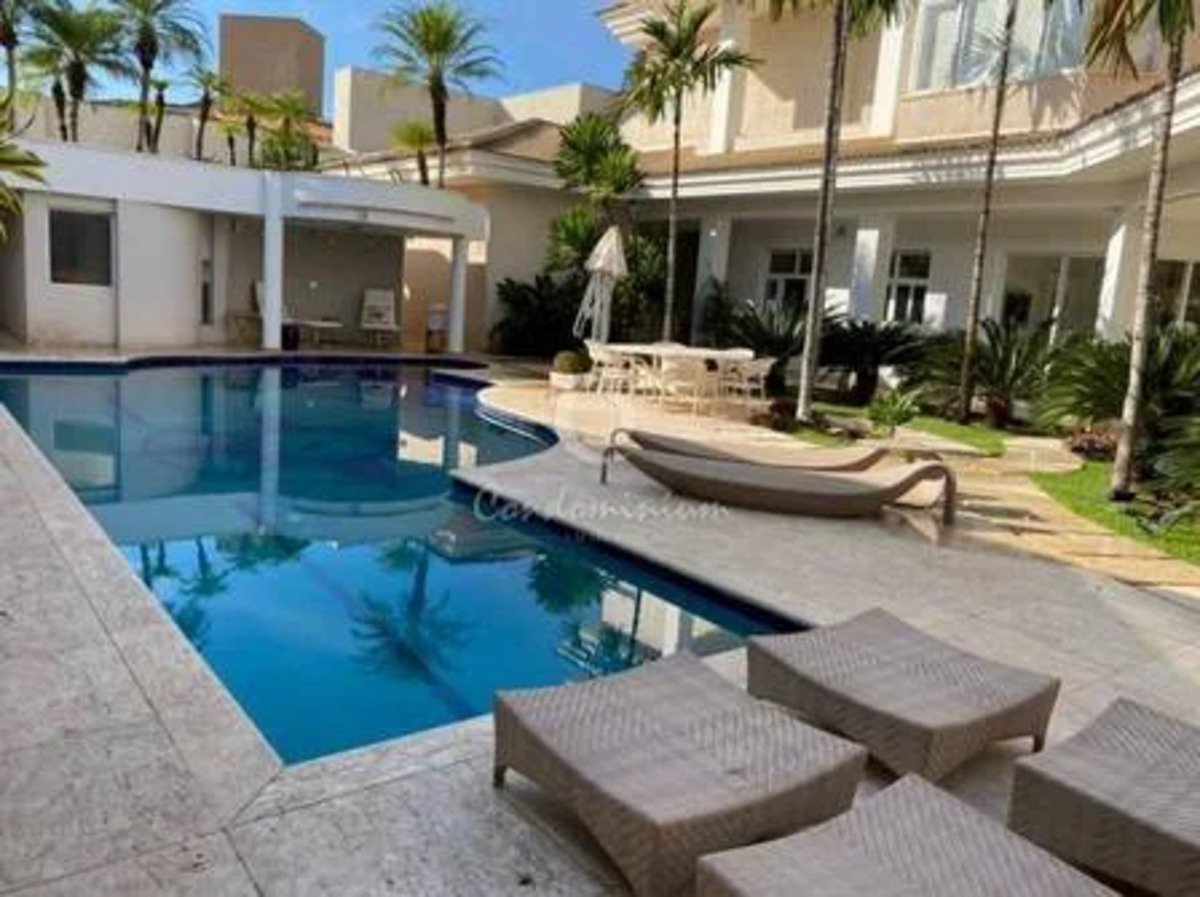 O local conta com uma belíssima piscina (Foto Reprodução/Internet)