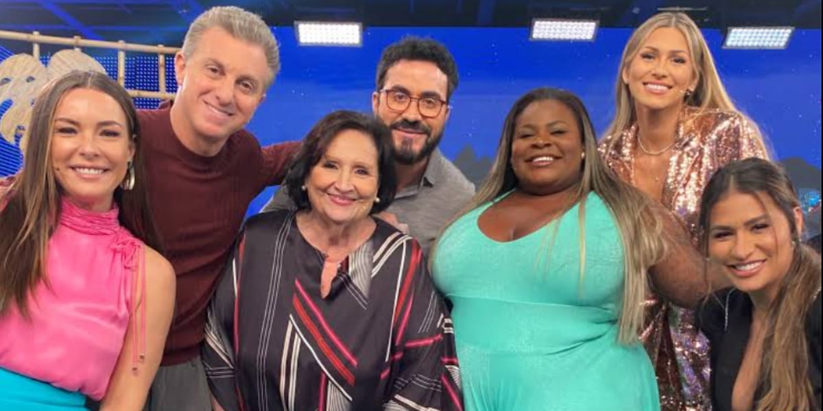 Jojo Todynho junto com todo o elenco fixo do Domingão (Reprodução: Instagram)