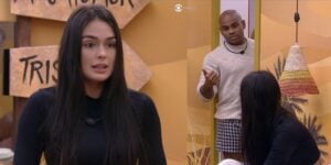 BBB23 - Emparedada, Larissa se nega a conversar com rivais (Foto: Reprodução / Globoplay)