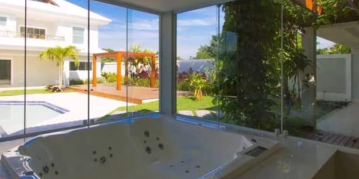 Sauna, com uma fachada de vidro e uma linda vista da área de lazer (Reprodução: Youtube)