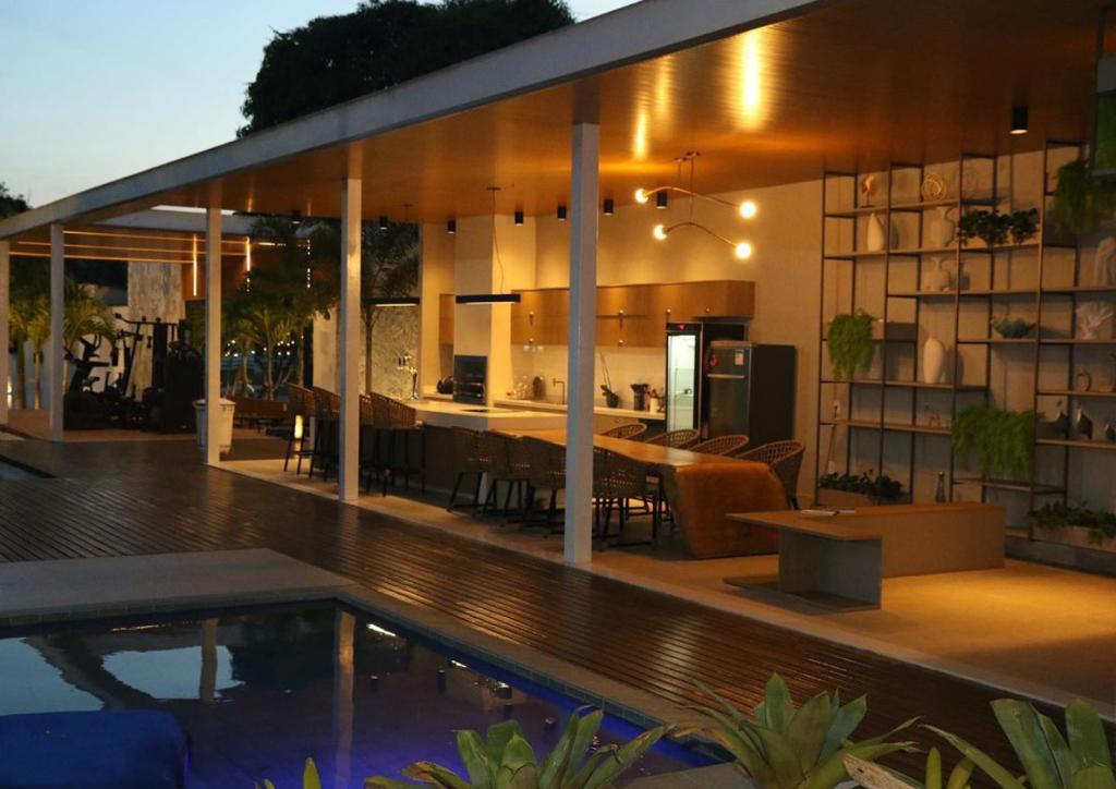 A modelo compartilhou o luxo do local com mais de 22 banheiros (Reprodução - Instagram)