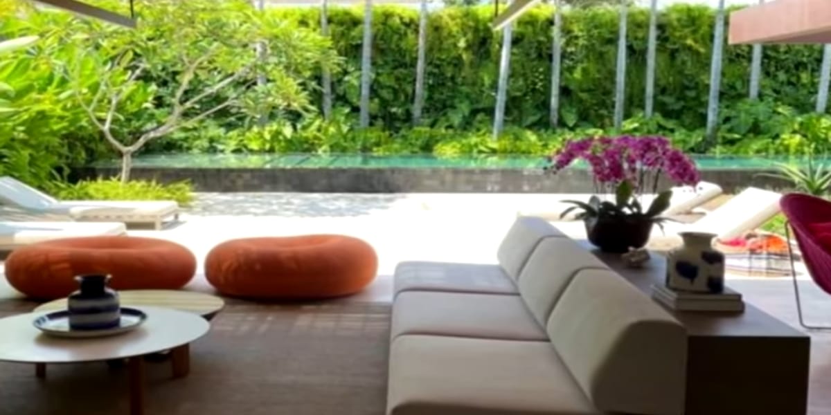 Área de lazer absurda, com vista para a piscina e toda rodeada por verde (Reprodução: Youtube)