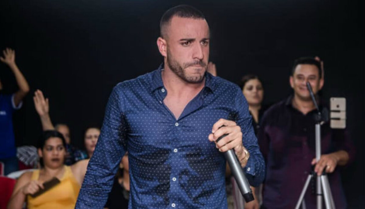 Leonardo Sale partiu em defesa de Bruna Marquezine e Priscila Alcântara após serem chamadas de "Filhas do Diabo" (Foto Reprodução/Internet)