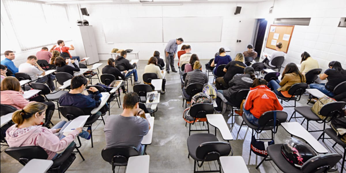 De acordo com os estudos, as aulas antes das 9 horas prejudicam o desempenho do aluno (Reprodução: Internet)