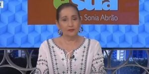 Apresentadora promoveu quebra de pratos em seu programa (Foto: Reprodução/RedeTV!)