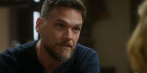 Theo vai atrás de Sol na novela Vai na Fé (Foto: Reprodução/Globo)