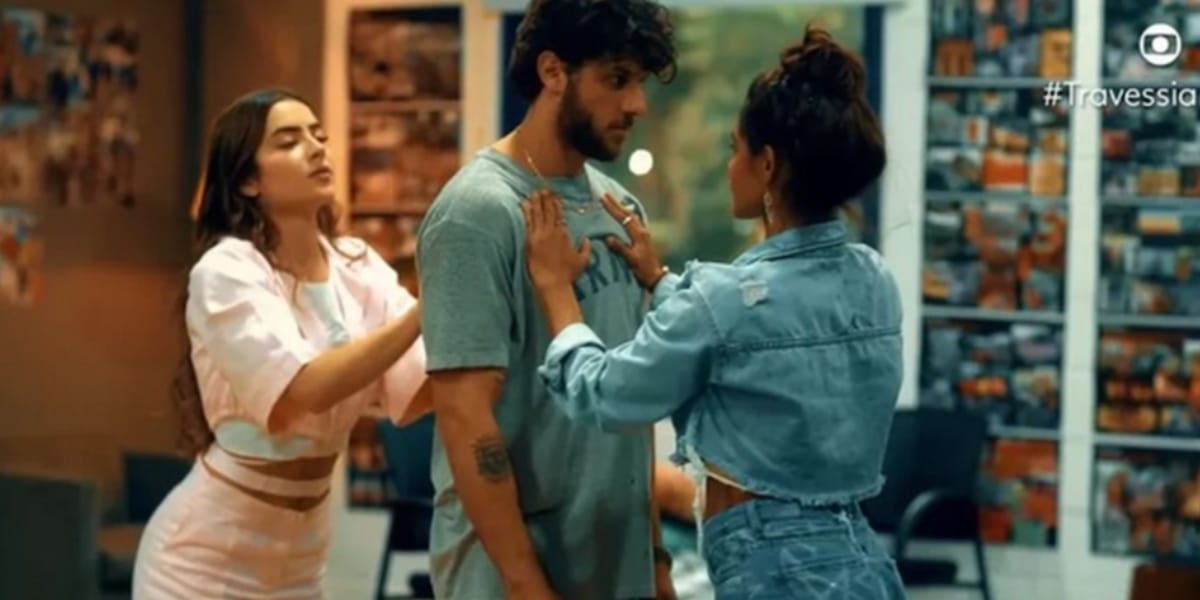 Ari sendo disputado por Chiara e Brisa durante Travessia (Reprodução: Globo)