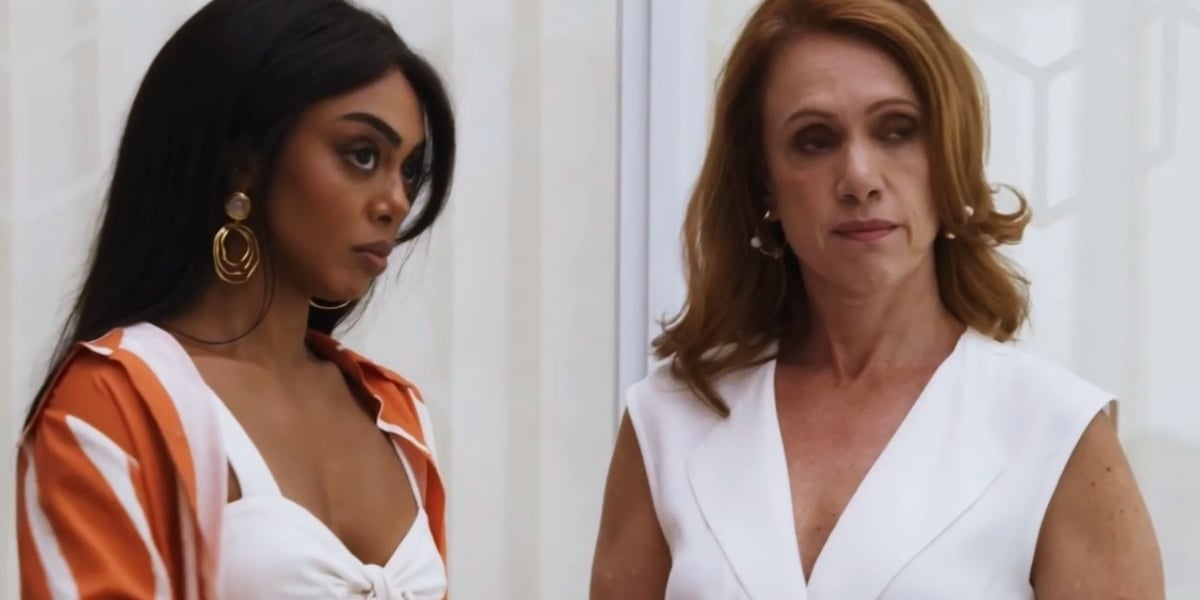 Lídia e Talita ficam atentas a climão na novela Travessia