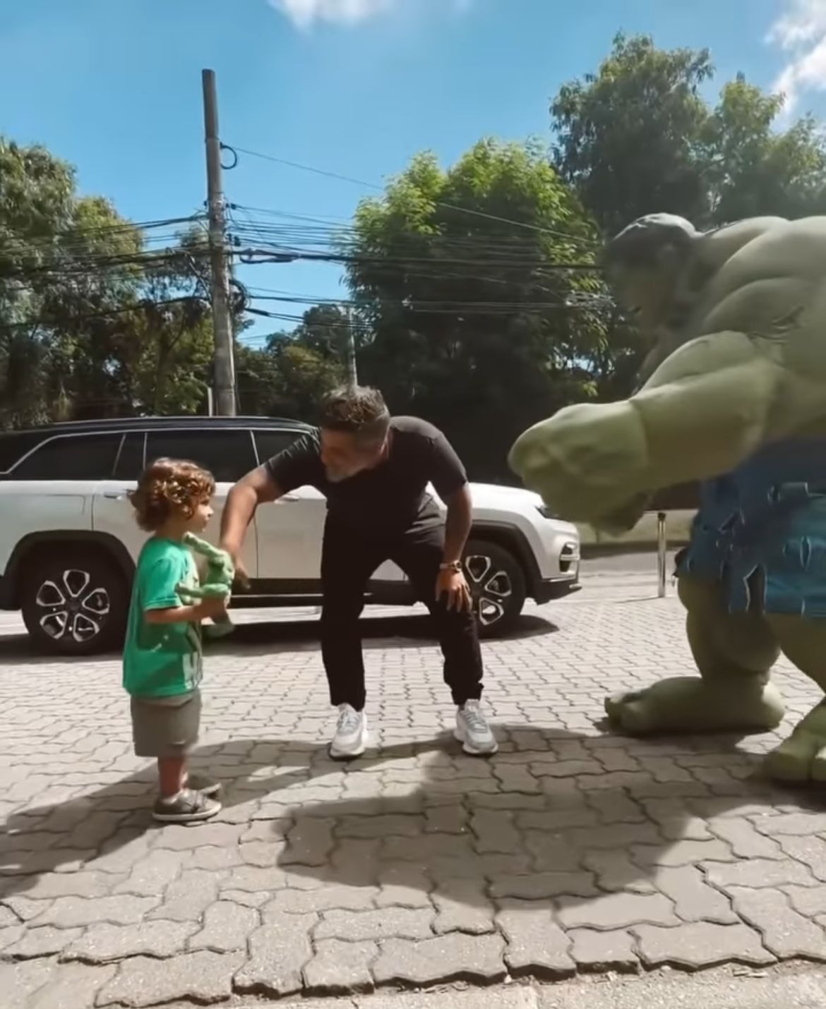 Bruno Gagliasso apresentando o Huck ao seu filho ao buscá-lo na escola - Foto Reprodução Instagram