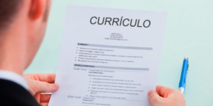 Dono de empresa lendo o currículo de um candidato (Foto: Reprodução/ Internet)