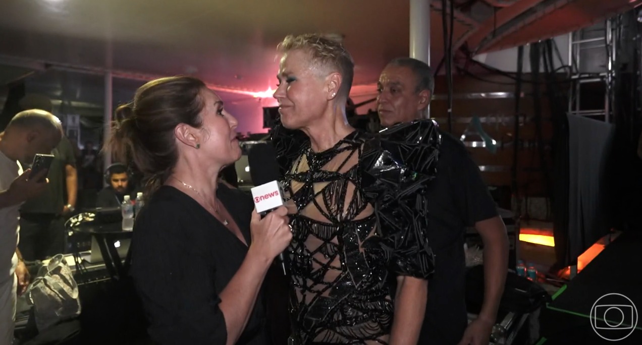 Em ocasião pra lá de especial, a rainha Xuxa tem atitude de arrepiar com repórter do Fantástico ao descer do palco - Foto Reprodução TVGlobo