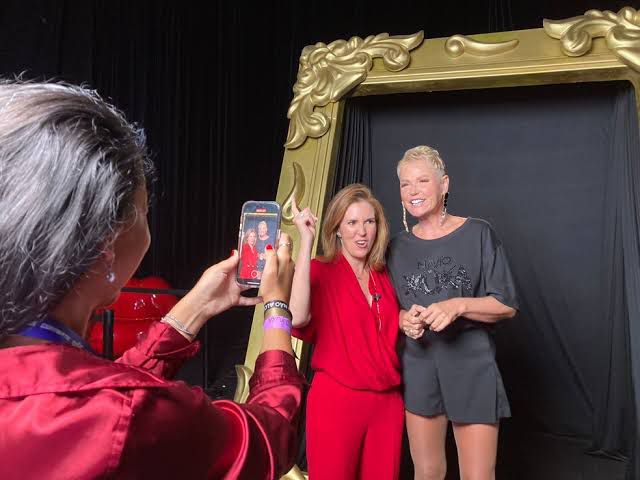 Em ocasião pra lá de especial, a rainha Xuxa tem atitude de arrepiar com repórter do Fantástico ao descer do palco - Foto Reprodução TVGlobo
