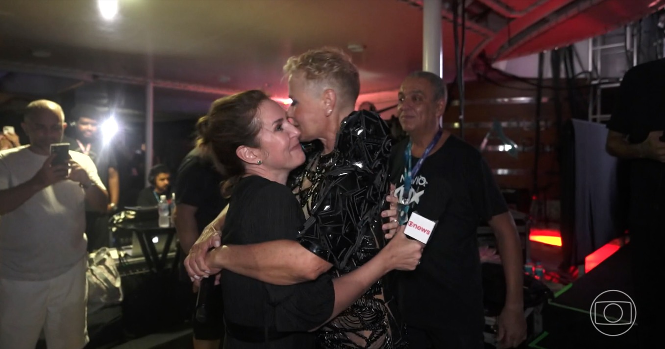 Em ocasião pra lá de especial, a rainha Xuxa tem atitude de arrepiar com repórter do Fantástico ao descer do palco - Foto Reprodução TVGlobo