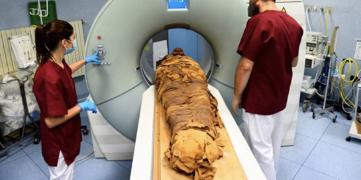 Hospital da Itália usa tomógrafo para descobrir segredos de múmia egípcia