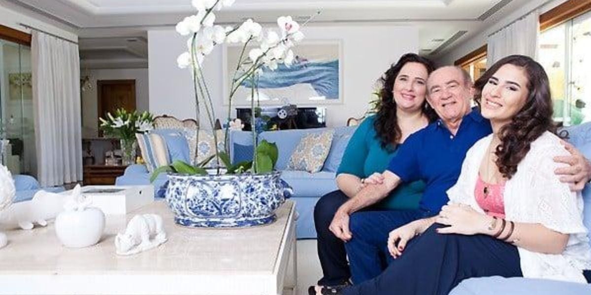 Lílian Aragão, Lívia Aragão e Renato Aragão em mansão (Foto: Reprodução / Instagram) 