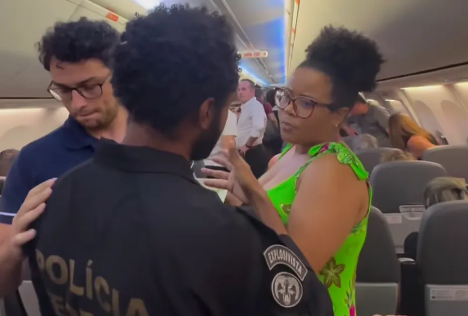 Mulher é expulsa de voo após se recusar a despachar mochila - Foto Reprodução Internet