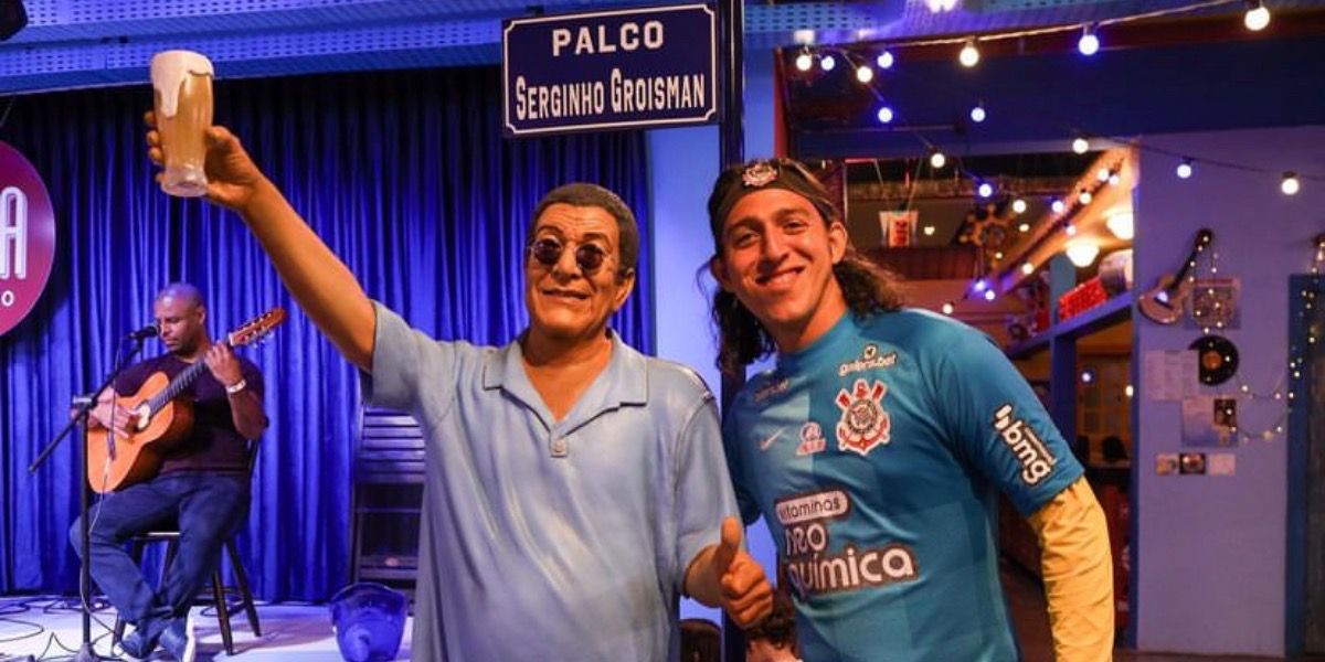 Estátua do cantor ao lado do goleiro Cássio (Reprodução/Instagram)