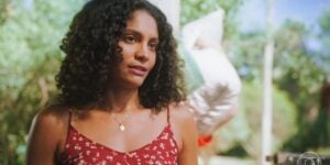 Aline da novela Terra e Paixão fica surpresa (Foto: Reprodução/Globo)