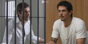 Ari e Gil em cenas de Travessia (Foto: Reprodução / Globo)