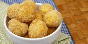 Aprenda uma receita fácil de Bolinhas de Queijo (Foto: Reprodução, cooknenjoy)