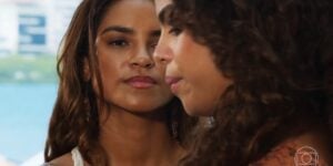 Brisa encara Bia na novela Travessia (Foto: Reprodução/Globo)