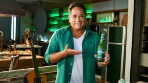 O cantor é garoto propaganda da Cerveja Cabaré (Foto Reprodução/Internet)