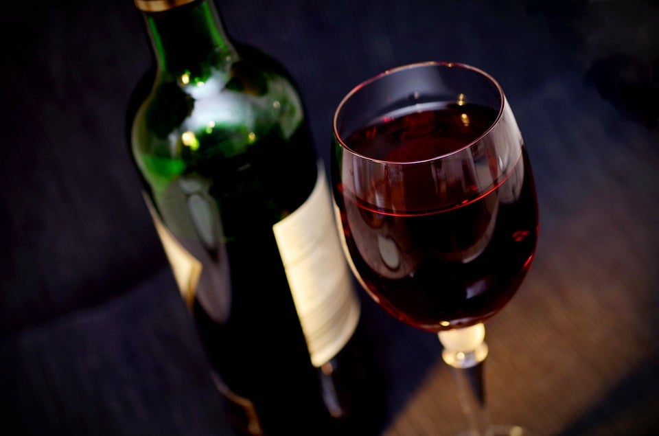 Descubra a realidade sobre o consumo diário de vinho (Foto: Reprodução, Freepik)