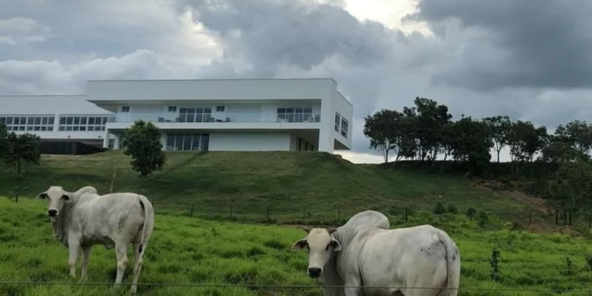 Casa principal dos cantores com muita área de lazer (Reprodução: Youtube)