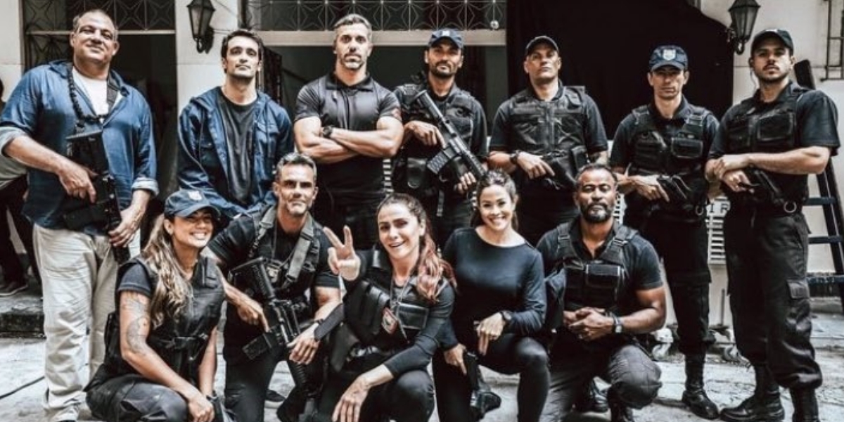 Giovanna Antonelli com vários atores e produção de Travessia
