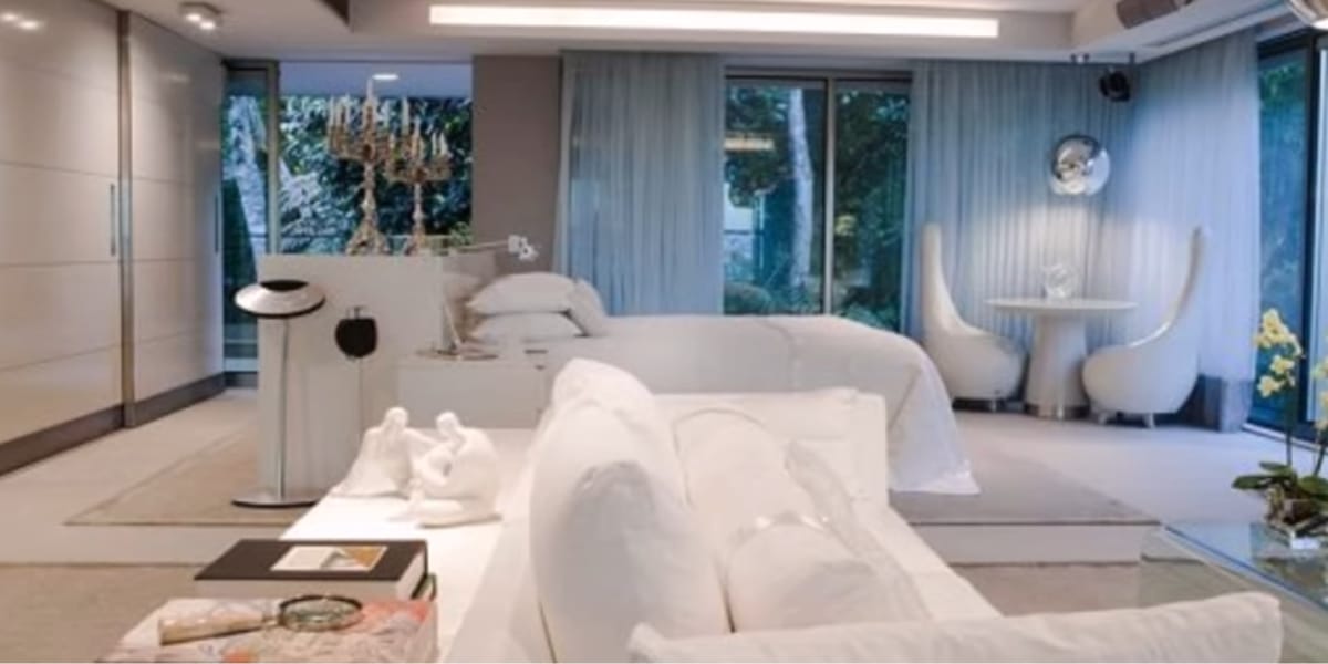Quarto com direito a bela vista da varanda (Reprodução: Youtube)