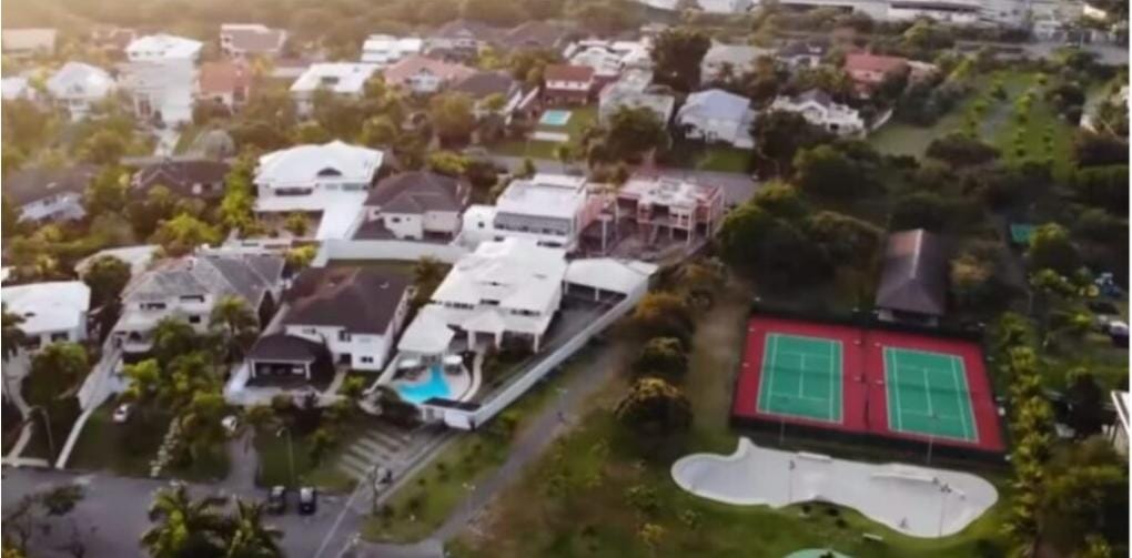Condomínio luxuoso onde fixa localizada a mansão de Juliana Paes (Reprodução: Youtube)