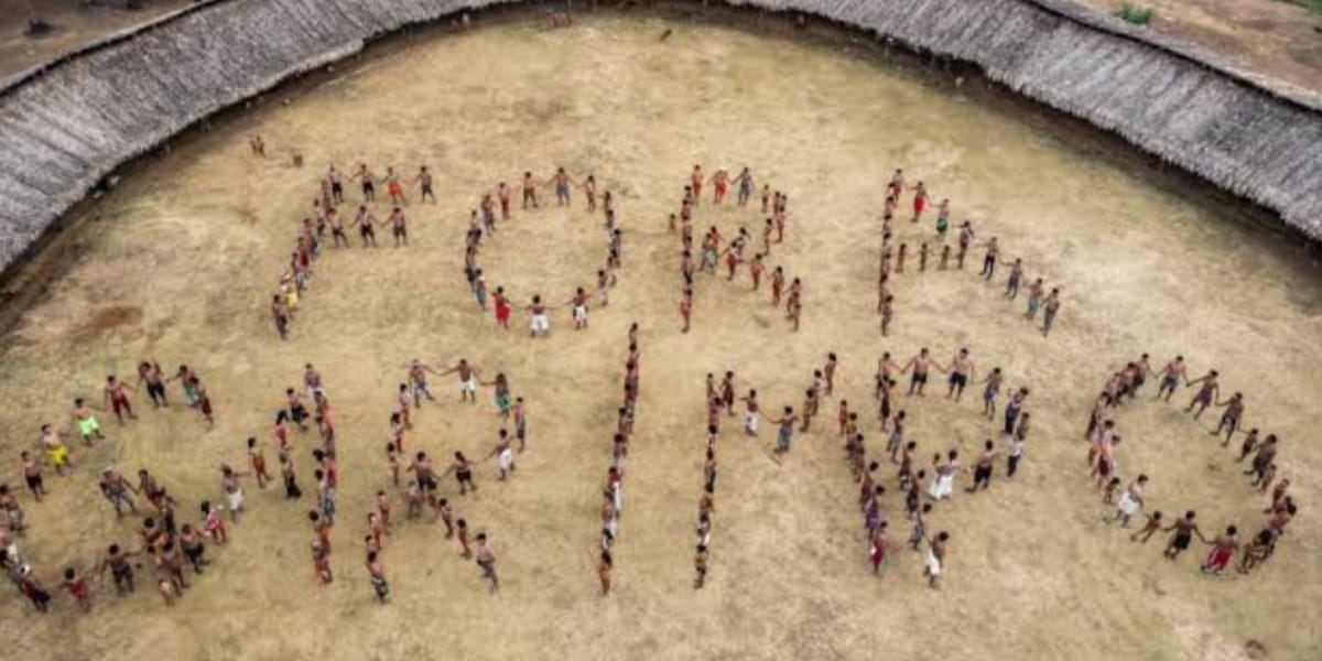 Os indígenas protestando contra a invasão dos garimpeiros (Reprodução: Victor Moriyama / ISA)