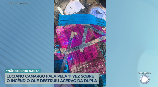 Pulseirinhas dos shows que faziam parte do acervo (Recortes de jornais e revistas sobre a carreira de Zezé di Camargo e Luciano destruídos (Foto Reprodução/PlayPlus)