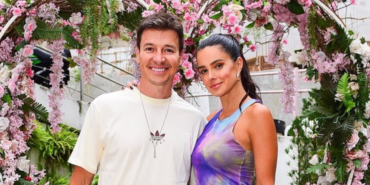 O casal surge sempre junto e apaixonados nas redes sociais (Reprodução: Instagram)