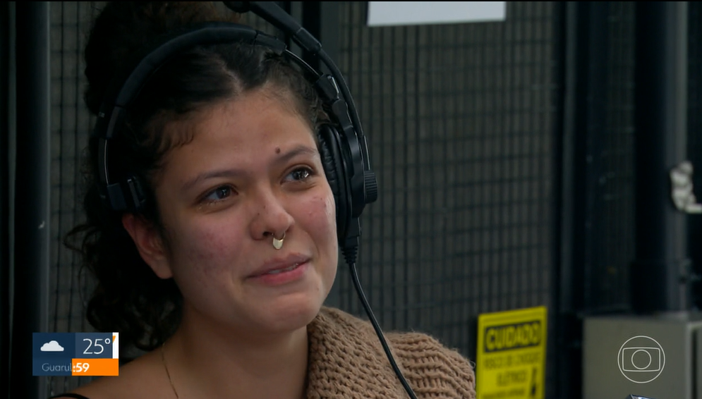 Danuzia, câmera do programa, aos prantos ao falar de Rita Lee (Foto Reprodução/Internet) http://tvfoco.uai.com.br/wp-content/uploads/2015/05/Daniela-Mercury.jpg