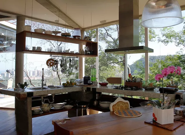 A cozinha da Casa na Árvore do ator, Caio Blat, no Rio de Janeiro - Foto Reprodução Internet http://tvfoco.uai.com.br/wp-content/uploads/2015/05/Daniela-Mercury.jpg