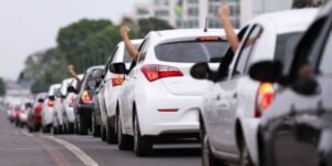 Carros em paralisação, recebendo apoio de motoristas - Foto Reprodução Internet