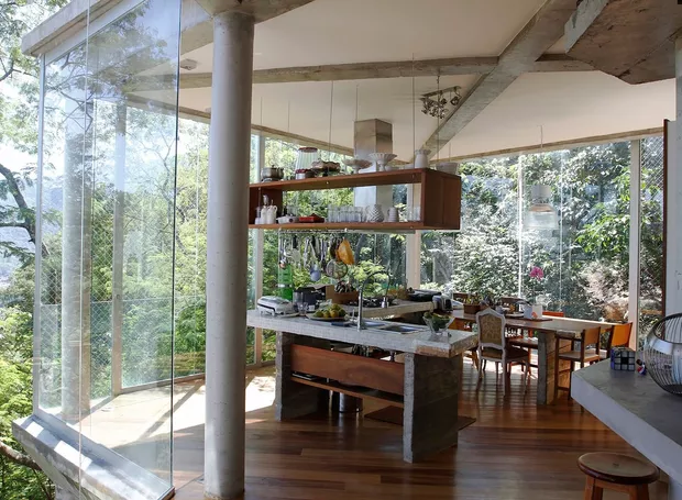 Cozinha da Casa na Árvore do ator, Caio Blat, no Rio de Janeiro - Foto Reprodução Internet http://tvfoco.uai.com.br/wp-content/uploads/2015/05/Daniela-Mercury.jpg