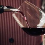 Garçom servindo vinho na taça - Foto Reprodução Internet
