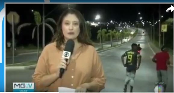 A repórter Paula Alves fazia passagem ao vivo para o MGTV - Foto Reprodução TVGlobo