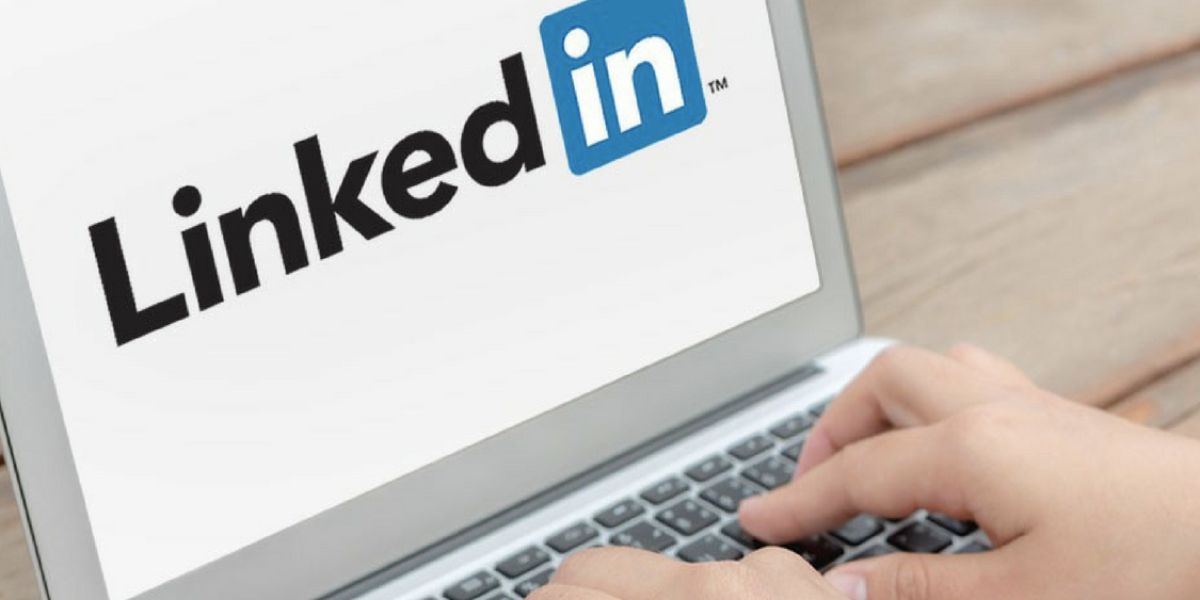 Pessoa usando o Linkedin (Foto: Reprodução / Internet)