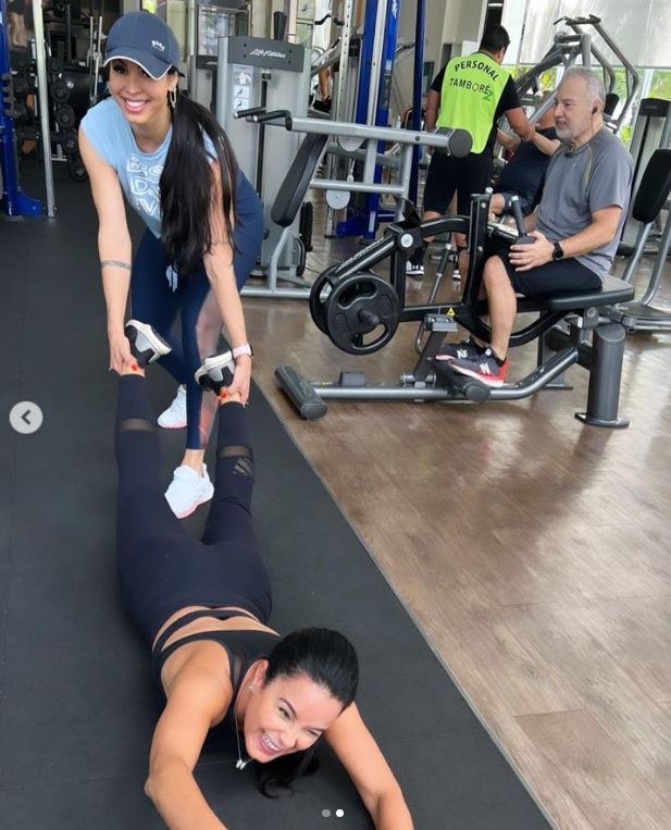 Luciele Di Camargo, esposa de Denílson, jogada no chão em academia - Foto Reprodução Internet