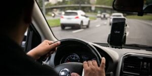 Motorista do aplicativo da Uber trabalhando - Foto Reprodução Internet