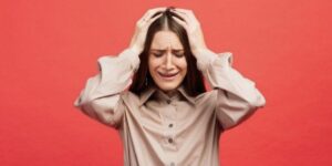 Mulher desesperada (Foto: Reprodução / Internet)